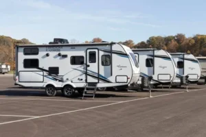 Read more about the article Understanding the Tow Vehicle Requirements for Hauling a Fifth Wheel